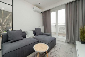 Elegancki Apartament z Klimatyzowanym Salonem, Wanną i Parkingiem w Centrum Łodzi by Renters Prestige